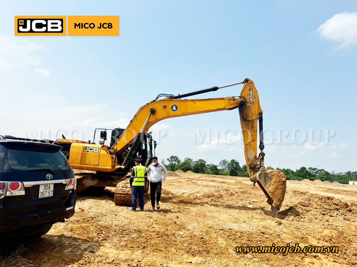 Cử chuyên gia đến công trường kiểm tra Xe xúc đào bánh xích JCB JS205