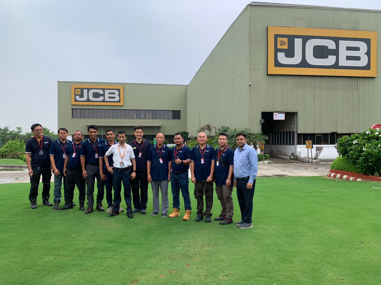 Cử chuyên gia sang đào tạo tại Nhà máy JCB Ấn Độ