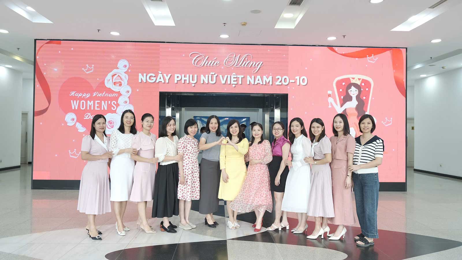 Các chị em vui mừng trong buổi gặp gỡ nhân dịp 20/10 