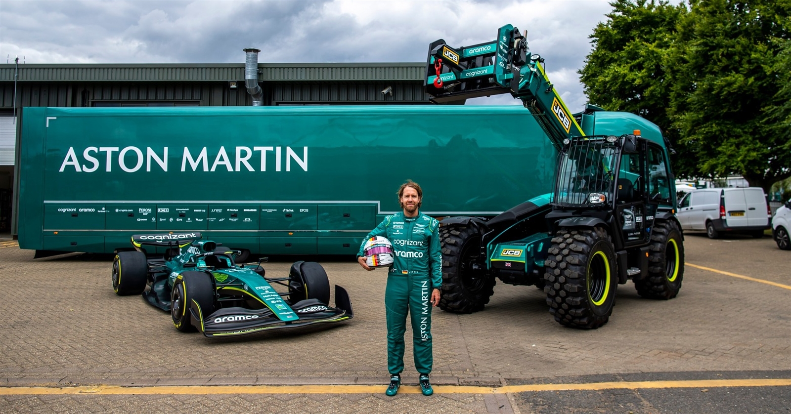 Sebastian Vettel và JCB Aston Martin Cognizant F1 Loadall tại Nhà máy Aston Martin F1 2022