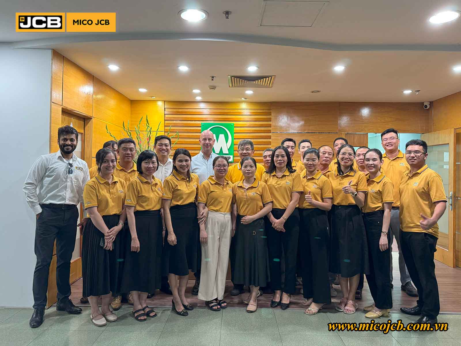 Chụp ảnh kỷ niệm với cán bộ MICO GROUP