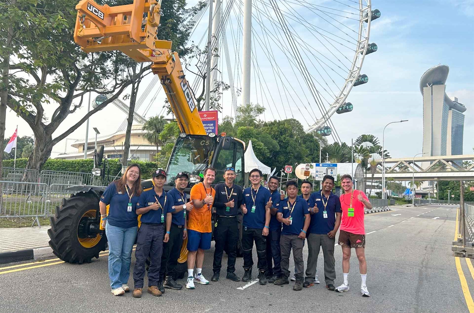 JCB Loadalls nhiều năm liên tiếp làm tình nguyện viên để cứu hộ xe tại Race Official tại Singapore Grand Prix.