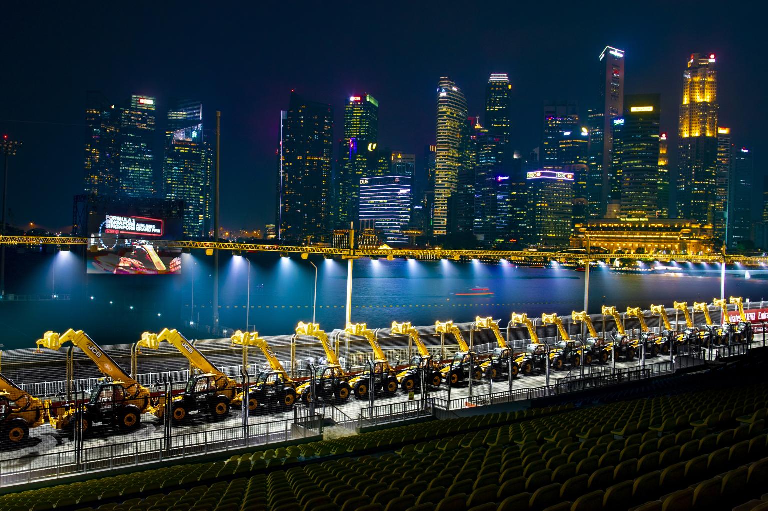 JCB Telehandler Loadalls cứu hộ xe tại Race Official tại Singapore Grand Prix.