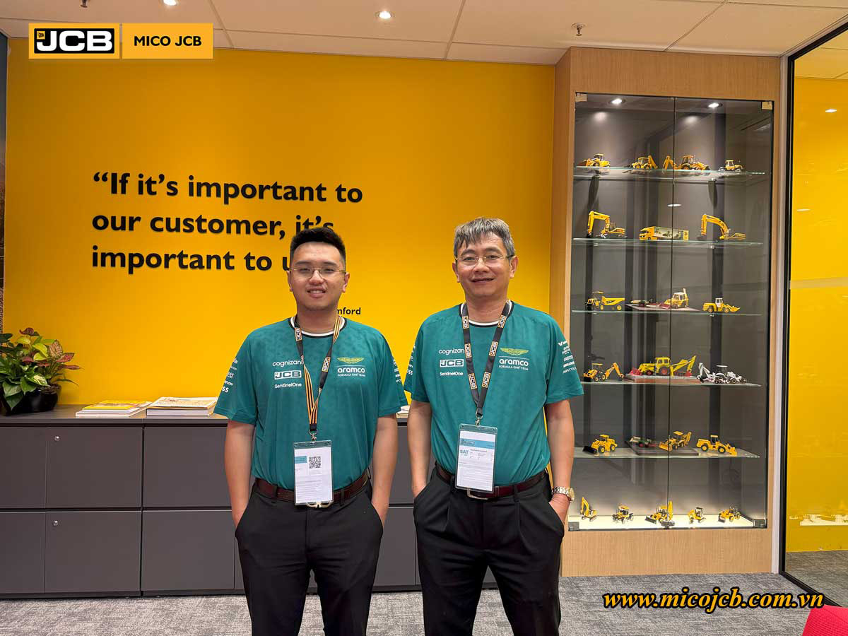 CTHĐQT Mico Group - Ông Đào Song Hà chụp ảnh kỷ niệm tại Văn phòng JCB Singapore