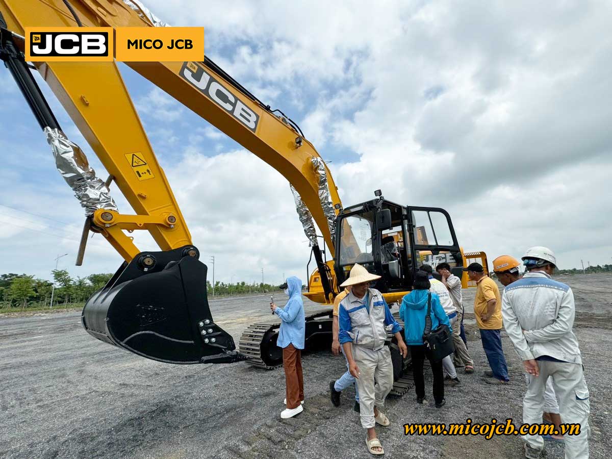 Bàn giao JCB: Xe lu rung 116D và Xúc đào 215 cho dự án xây dựng hạ tầng kỹ thuật cụm công nghiệp