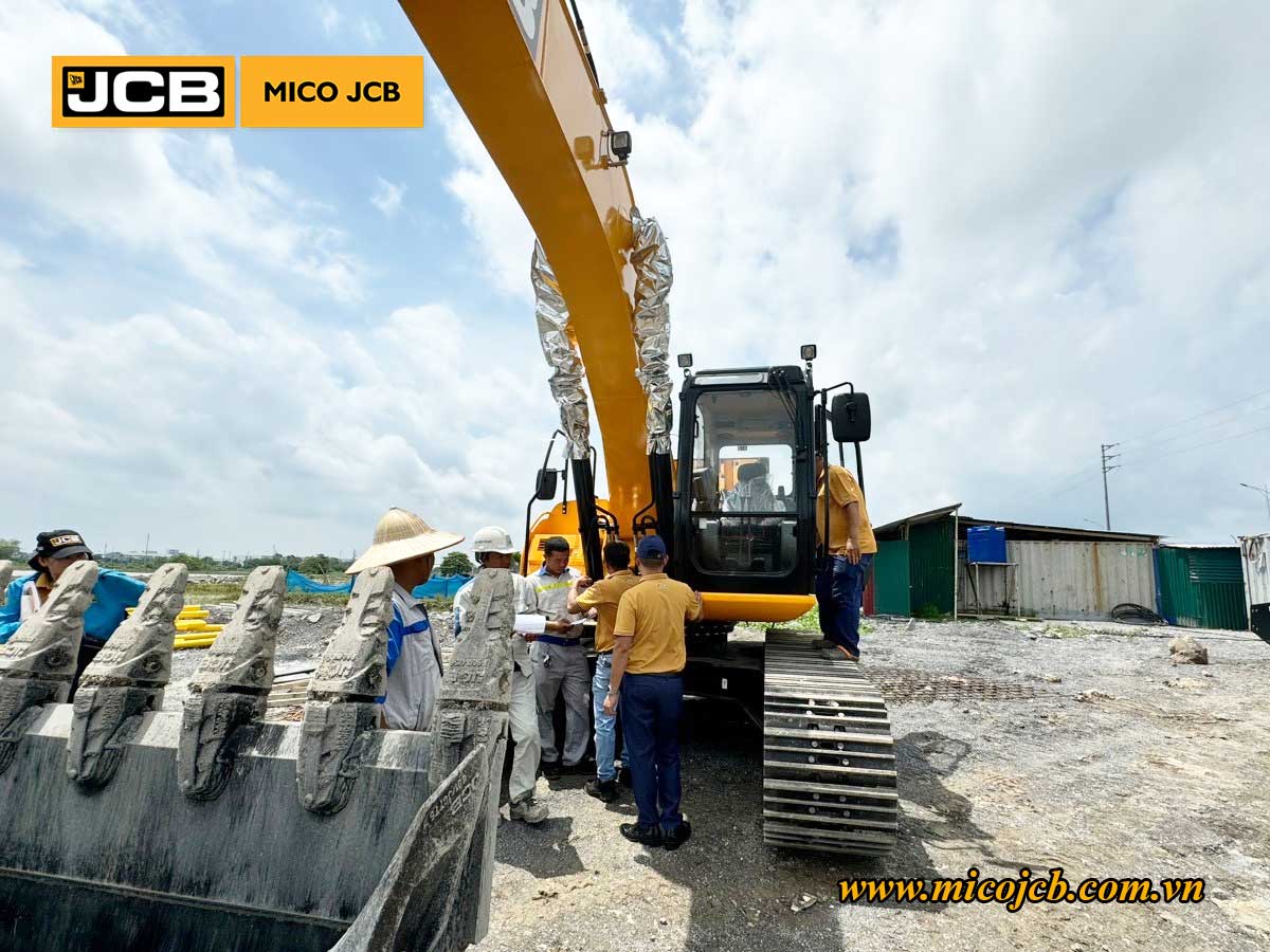 Bàn giao JCB: Xe lu rung 116D và Xúc đào 215 cho dự án xây dựng hạ tầng kỹ thuật cụm công nghiệp