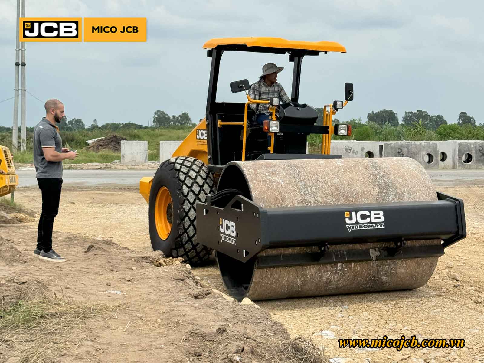 Xe lu JCB Vibromax 116D có mặt tại công trường