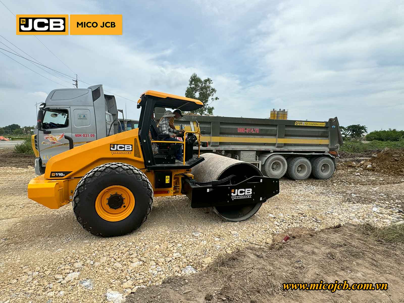 Trong thời gian ngắn, xe lu JCB Vibromax 116D có mặt tại công trường.