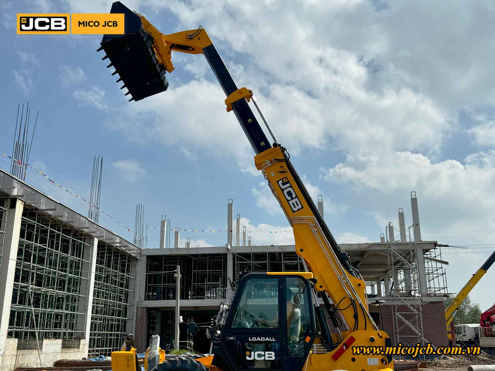 Bàn giao JCB: Xe nâng đa năng 530-110 cho dự án xây dựng nhà xưởng công nghiệp