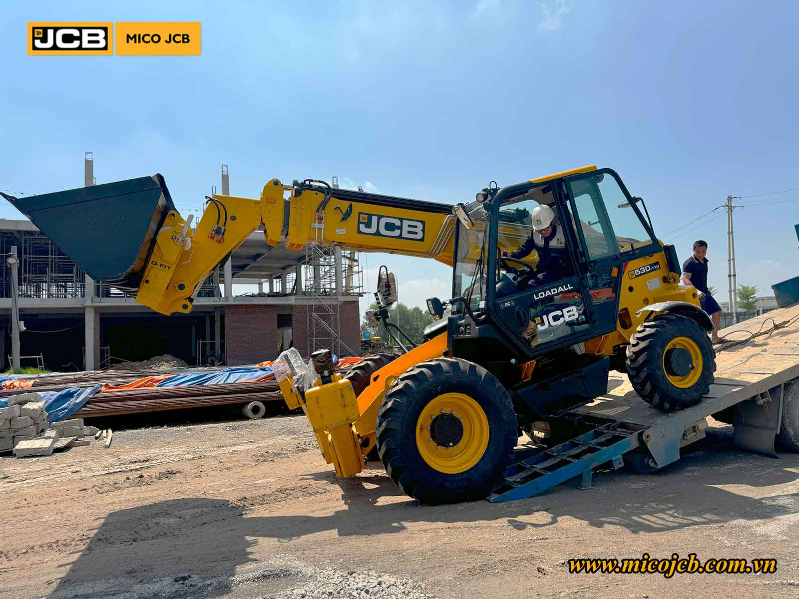 Bàn giao JCB: Xe nâng đa năng 530-110 cho dự án xây dựng nhà xưởng công nghiệp