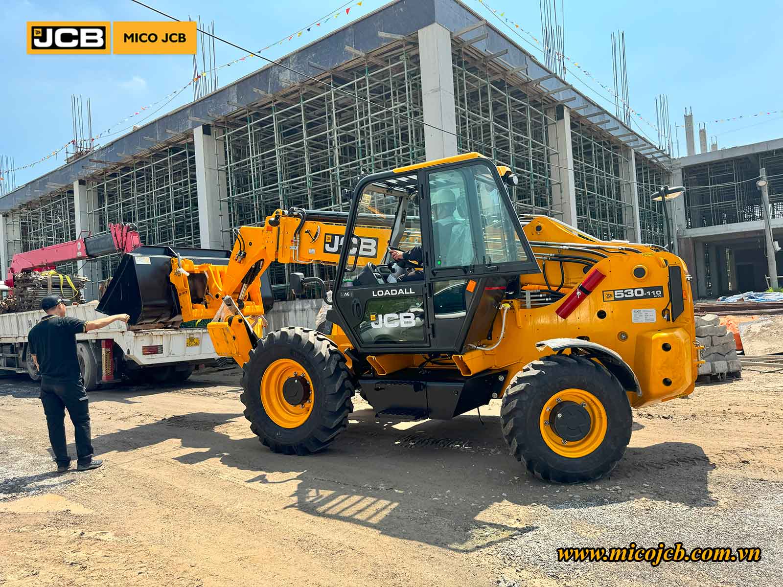 Bàn giao JCB: Xe nâng đa năng 530-110 cho dự án xây dựng nhà xưởng công nghiệp