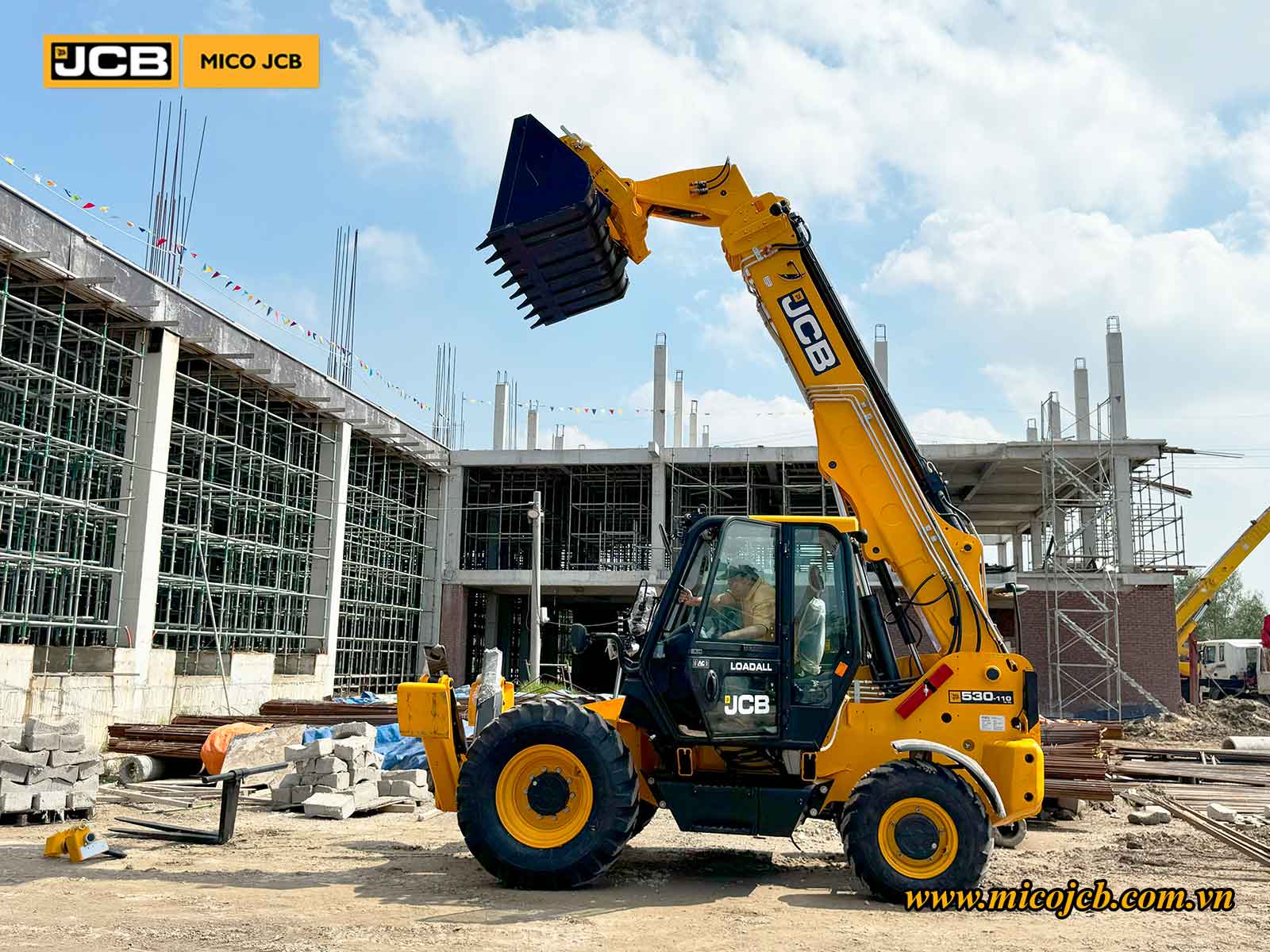 Bàn giao JCB: Xe nâng đa năng 530-110 cho dự án xây dựng nhà xưởng công nghiệp