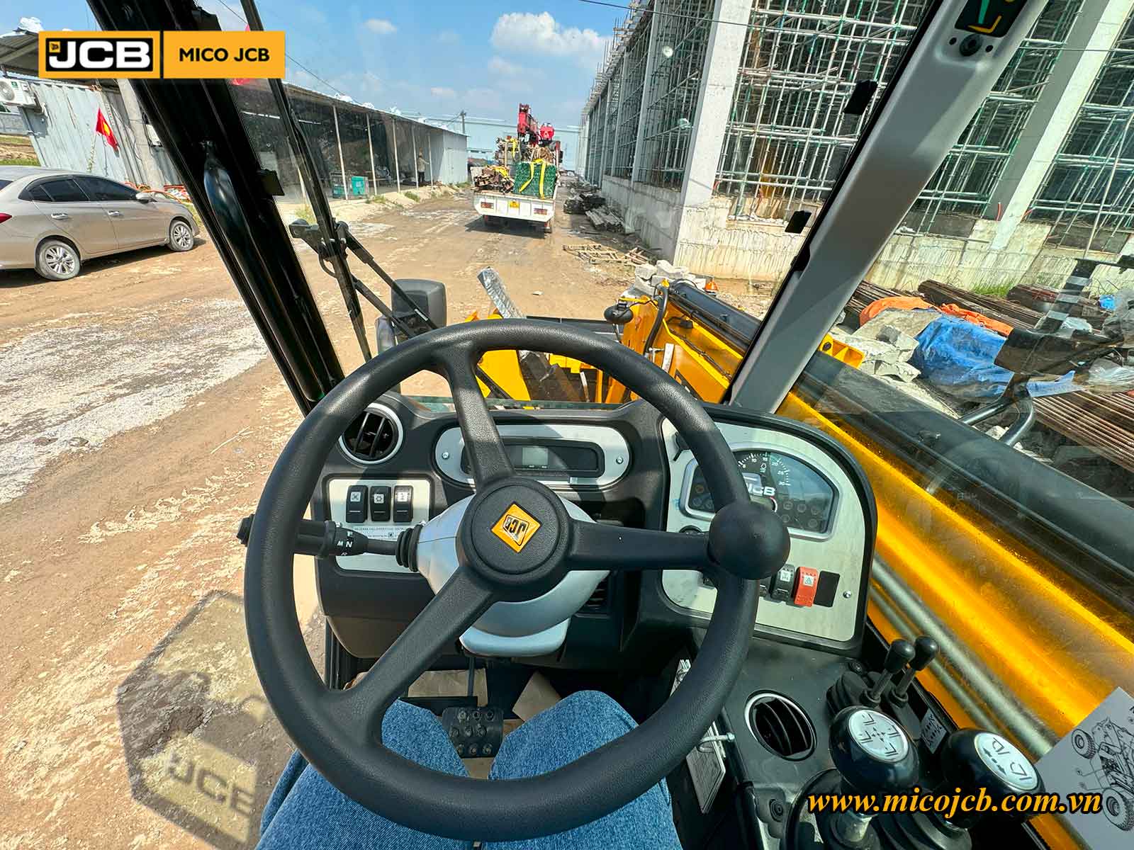 Bàn giao JCB: Xe nâng đa năng 530-110 cho dự án xây dựng nhà xưởng công nghiệp