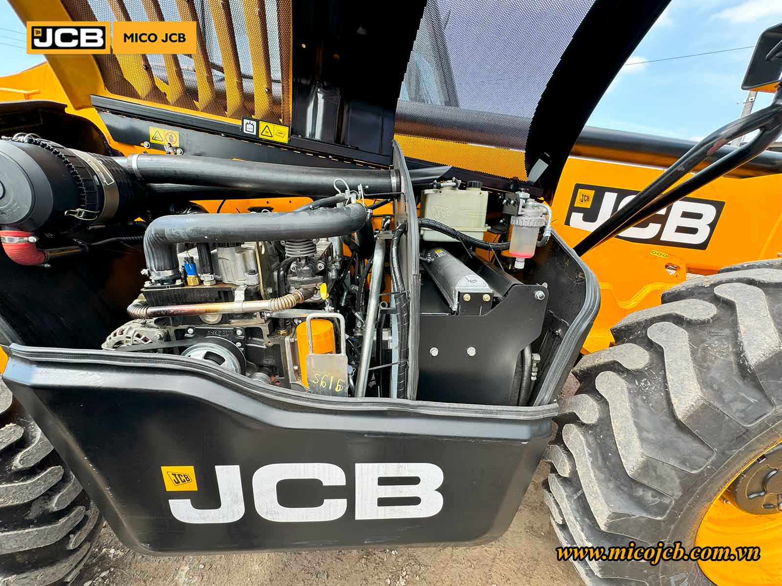 Bàn giao JCB: Xe nâng đa năng 530-110 cho dự án xây dựng nhà xưởng công nghiệp