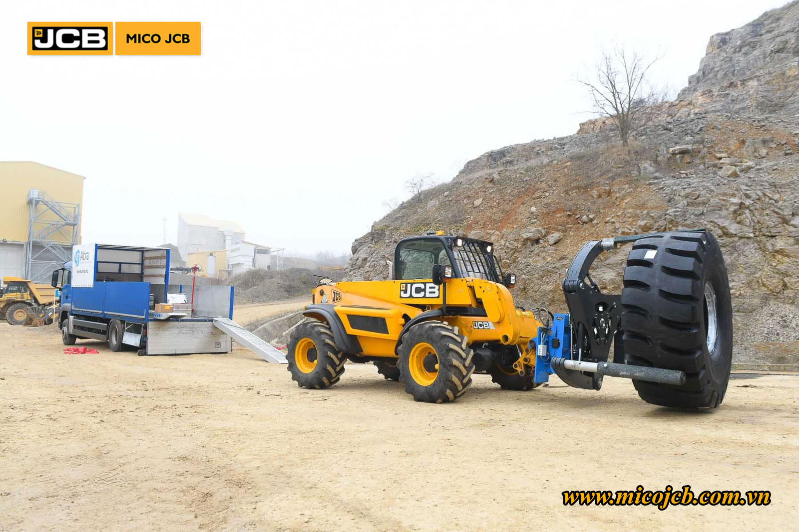 JCB LOADALL: Tyre Handler Attachment