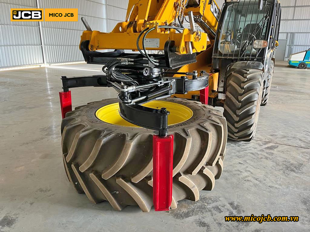 Kẹp xử lý lốp xe lắp trên Xe nâng đa năng JCB