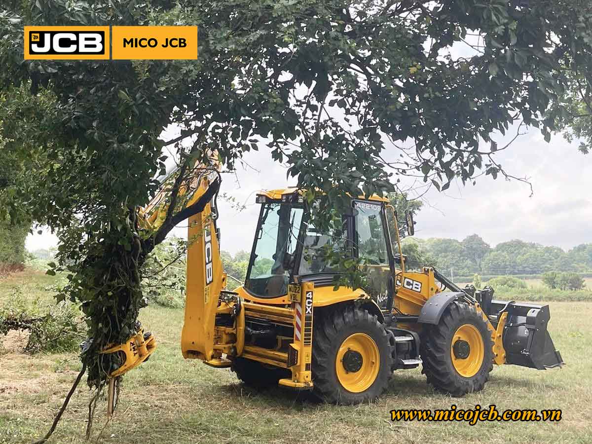 Máy xúc đào liên hợp JCB cắt cây và vận chuyển đến nơi tập kết