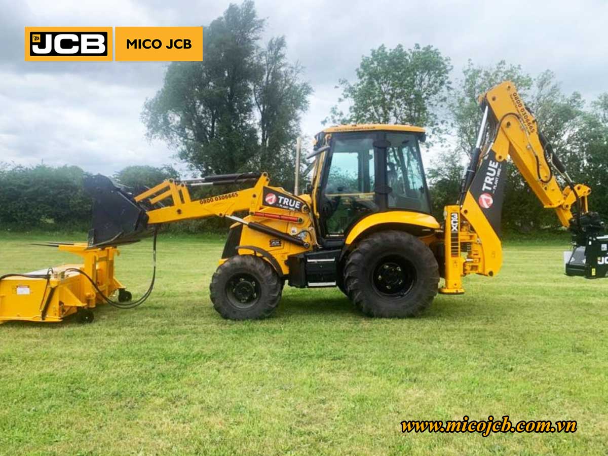 Máy xúc đào liên hợp JCB làm sạch mặt sân