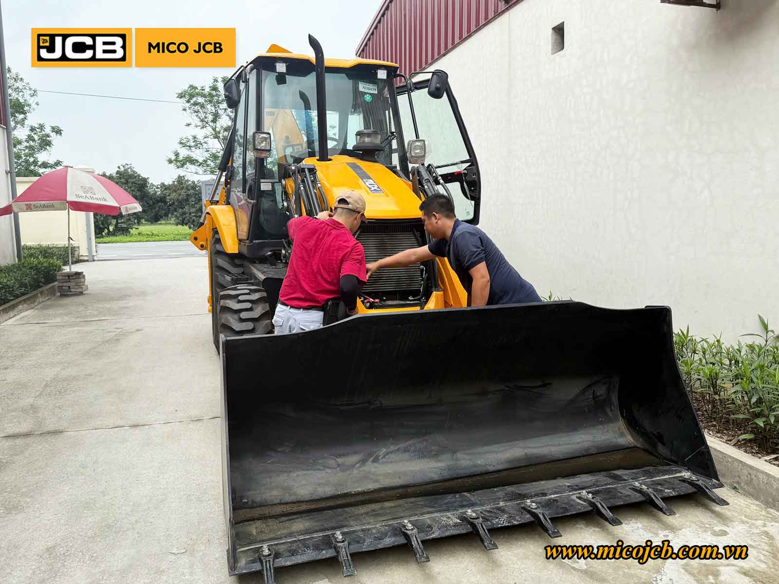 Xe xúc đào liên hợp JCB lắp được những đầu công cụ nào?