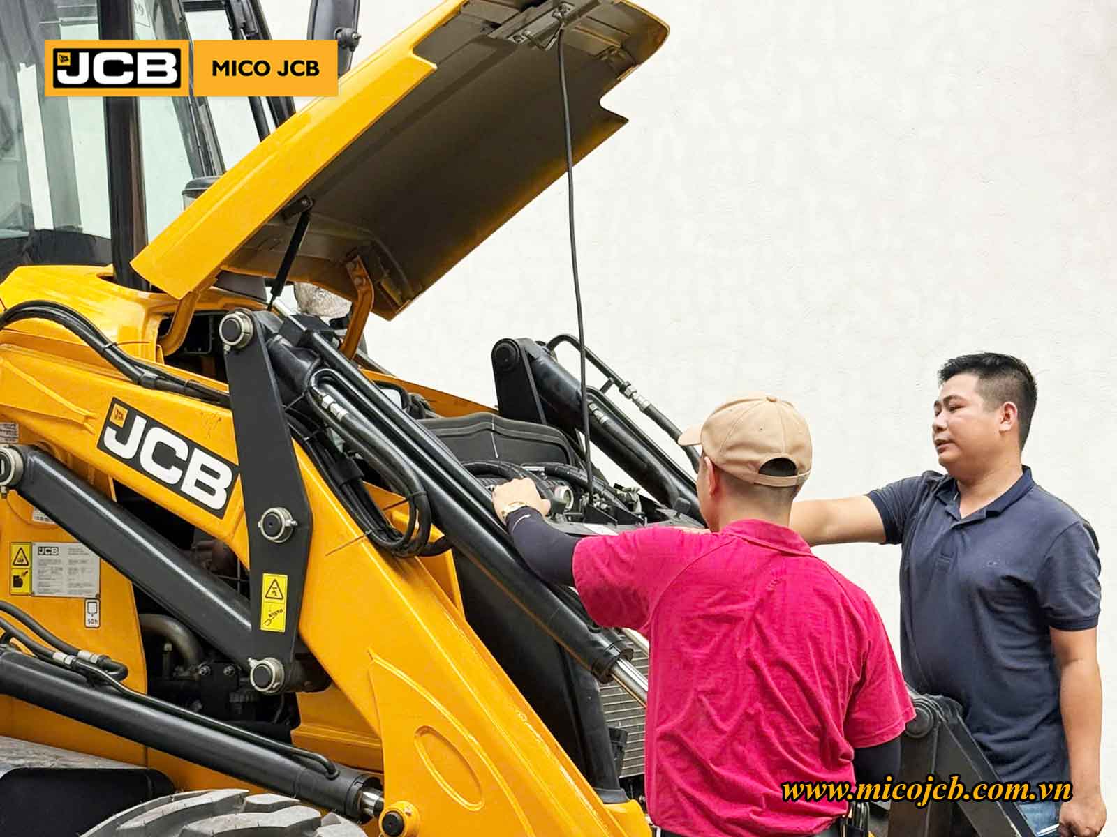 Bàn giao JCB: Xe xúc đào liên hợp 3CX bảo trì sân golf