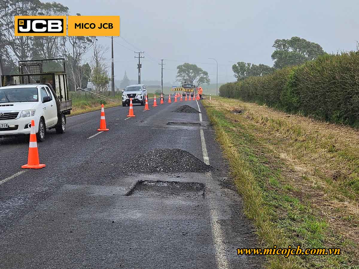 JCB nói rằng toàn bộ quá trình này có thể chỉ mất ít nhất 8 phút đối với ổ gà có kích thước trung bình