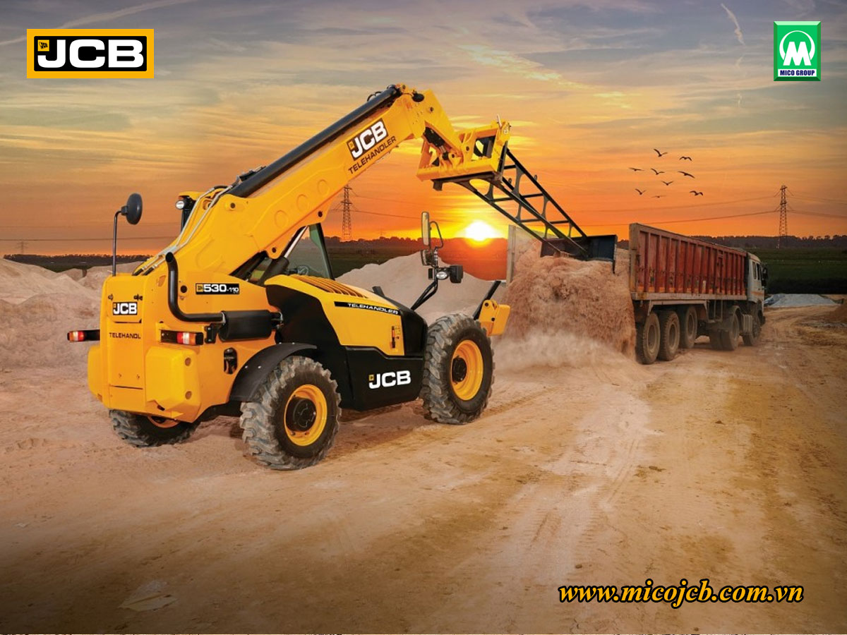 Xe nâng đa năng Telehandler JCB cào cát trên xe tải