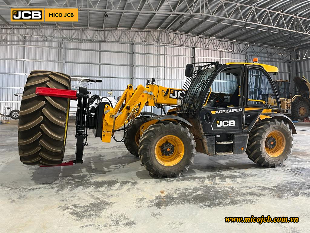 JCB Telehandler với Phụ kiện xử lý lốp xe tại công trường