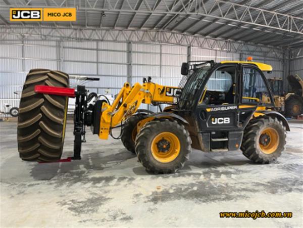 JCB Telehandler với Phụ kiện xử lý lốp xe tại công trường